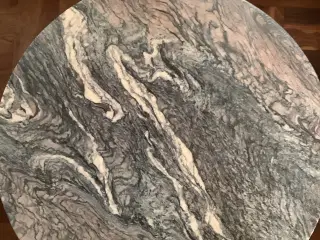 Marmor rundt bord