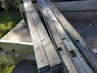 Stålregler 70 mm, top og bundskinner, nye + 3 regl