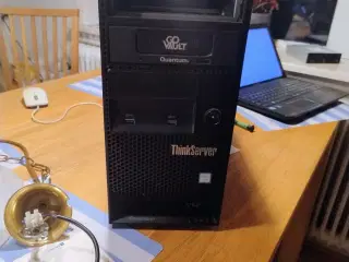 fin lenovo thinkserver klar til brug med win 11 ho