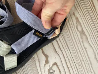 TEVA-sandaler i pastelfarver