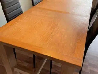 Rigtig fin Spisebord med stole