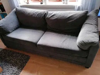 Sofa i gråt stof