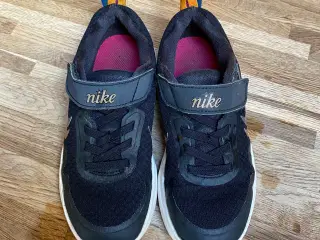 Nike kondisko str 30 sandaler 30 