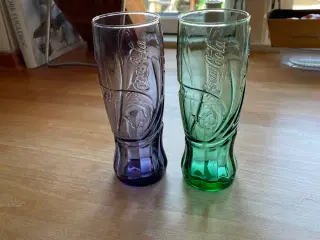 Coca Cola glas i farvede varianter og størrelser