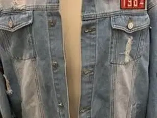 Smart cowboyjakke med påsyede badges 