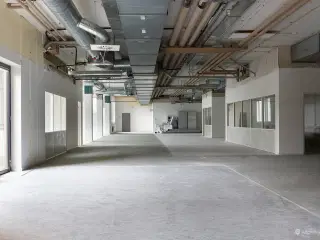 Veleksponeret og markant kontorlejemål med højt til loftet ved ydre Ringvej