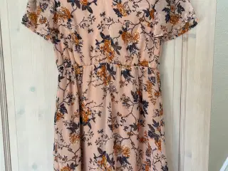 Laksefarvet kjole med blomster