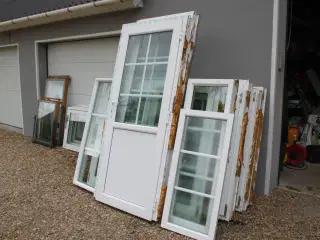 Hvide pvc vinduer og døre sælges
