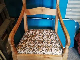 Forskellige stole og andre småmøbler