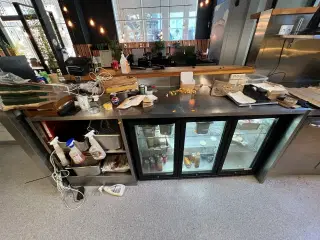 Arbejdsstation i rustfri stål inkl. træhylde