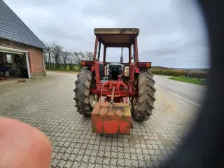 IH Traktor 654 m/frontlæsser