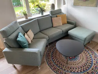 Velholdt buet sofa i lys grøn stof