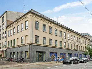 227 m2 effektivt storrumskontor i tidligere Cigarfabrik. centralt på Frederiksberg.
