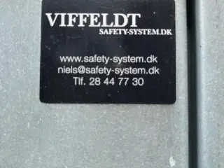 Stort sadelskab i rustfrit stål