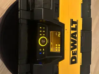 DeWALT Jobsite Radio with Battery Charger – Portab