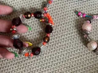 Nye knyttede armbånd