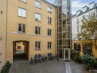 Et unikt lejemål med atmosfære og suveræn beliggenhed midt i Frederiksstaden.