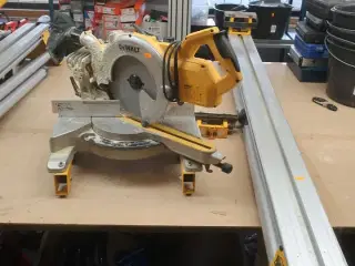 Kap-/geringssav DEWALT DWS778 -QS med arbejdsbord DE7023 -XJ