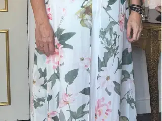 Blomstret buksedragt med slæb