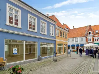 Flot butik med stor facade på gågaden i Nyborg