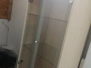 Vitrineskab i lyst træ