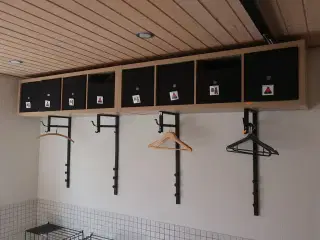 Hyldeskabe med bøjler samt trådhylder