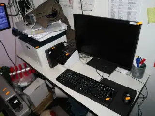 Computerskærm DELL, labelprinter, computer LENOVO, tastatur, mus m.m.