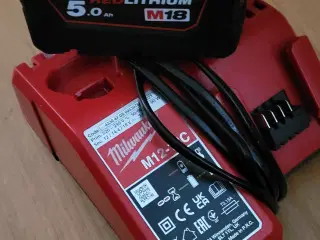 Milwaukee batteri og lader