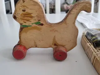 Trælegetøj  trækat på hjul 