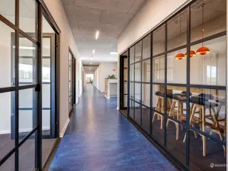 Kontorhotel med gode fælles faciliteter på Tørringvej 7. 2610 Rødovre. Egne aflukkede kontorer med udsyn til fællesområder.