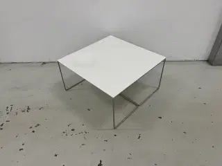 Minimalistisk sofabord i moderne skandinavisk stil