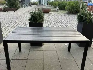 7 stk. udendørsborde og 45 stole