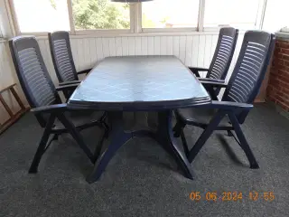 Stort havebord i blå plast m/ 4 stole.