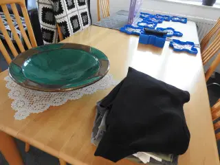 Spisebord/stole og skænk i massiv lys bøg