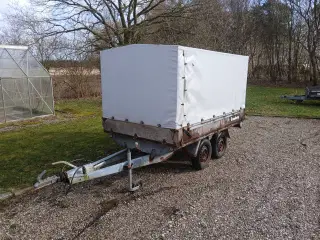 Trailer med høj presenning