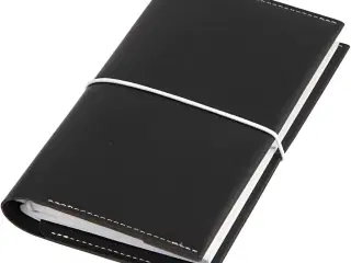 Kalender, str. 10x18x1,5 cm, elastiklukning, sort, 1 stk.