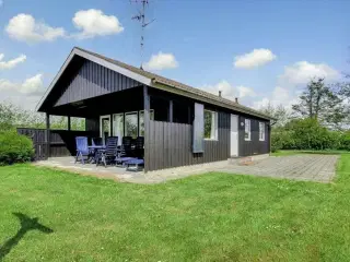 Familie sommerhus - lyst og venligt. Skovmose