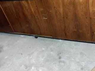 Skøn palisander skænk med skydelåger og på hjul.