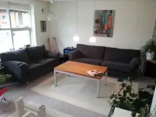 2+3 personers grå stofsofa med sofabord
