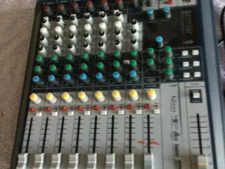 Soundcraft signature 10 mixer med flightcase
