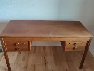 Skrivebord i teaktræ 