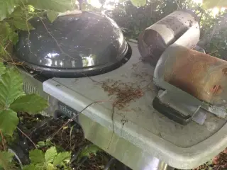 Weber grill med bord.