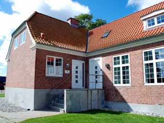 Charmerende renoveret lejemål. Meget velegnet til kontor.