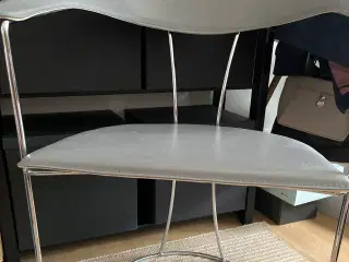 Spisebordsstol med grå læder og stel i krom