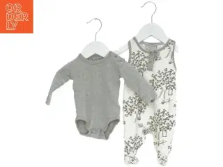Babysæt med grå heldragt og mønstret sparkedragt fra Fixoni (str. 56)