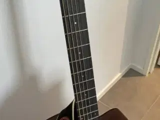 Halvakustisk guitar Alvarez AD30CE med tilbehør