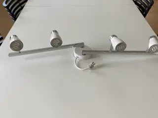 Lampe med 4 hvide spots