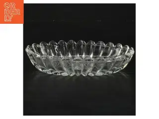 Oval asiet, presset glas (str. 15,5x10,5 cm)