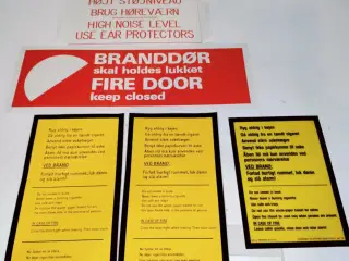 divs skilte måske til det maritime rum