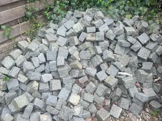 Chaussesten grå